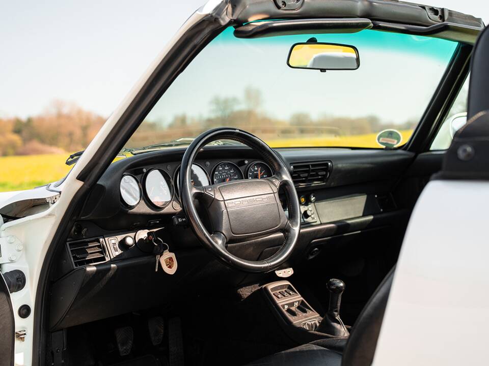 Image 18/48 of Porsche 911 Carrera 4 (1992)