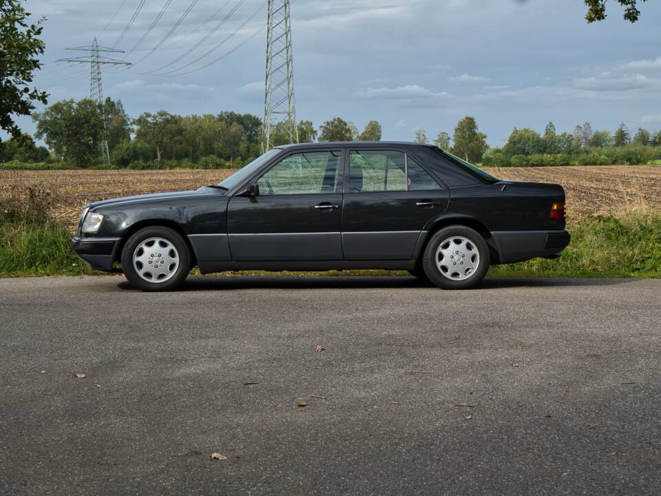Image 7/63 of Mercedes-Benz 220 E (1993)