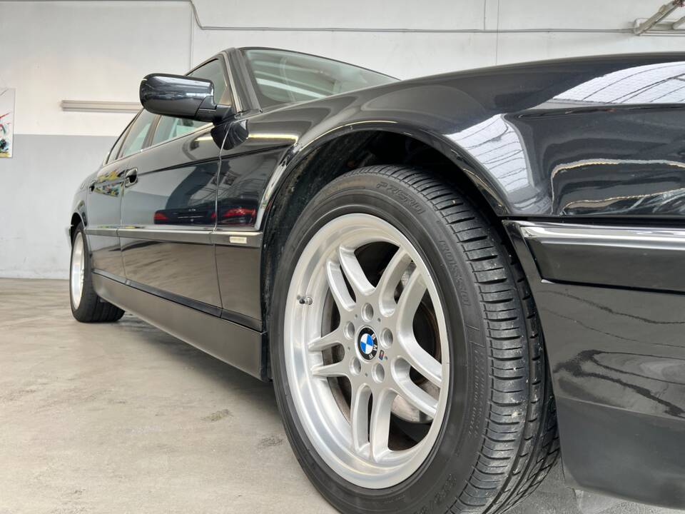 Immagine 46/48 di BMW 740i (2001)