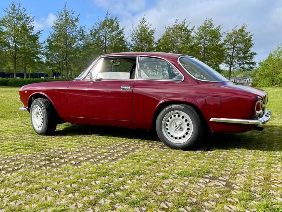 Image 10/37 of Alfa Romeo Giulia 1600 GT Junior (1974)