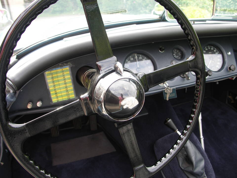 Immagine 18/54 di Jaguar XK 120 SE OTS (1953)