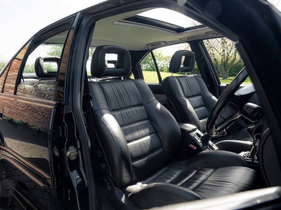 Image 27/75 of Lotus Carlton (1991)