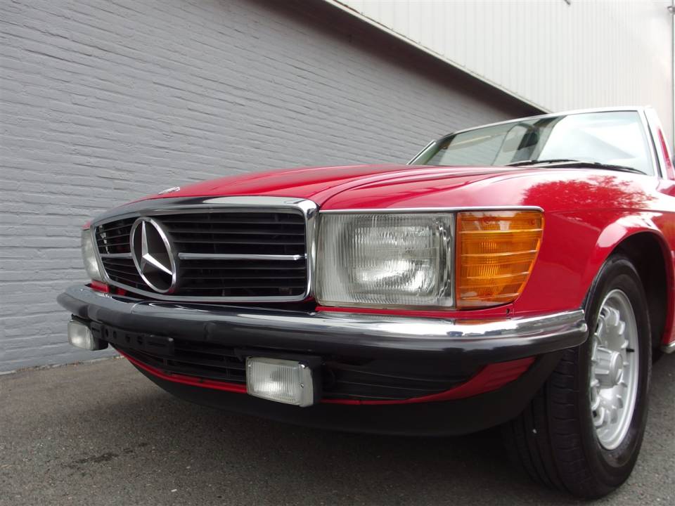 Image 12/84 of Mercedes-Benz 500 SL (1984)