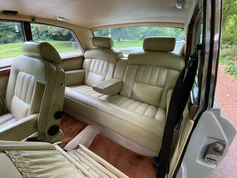 Bild 43/50 von Bentley Corniche (1980)