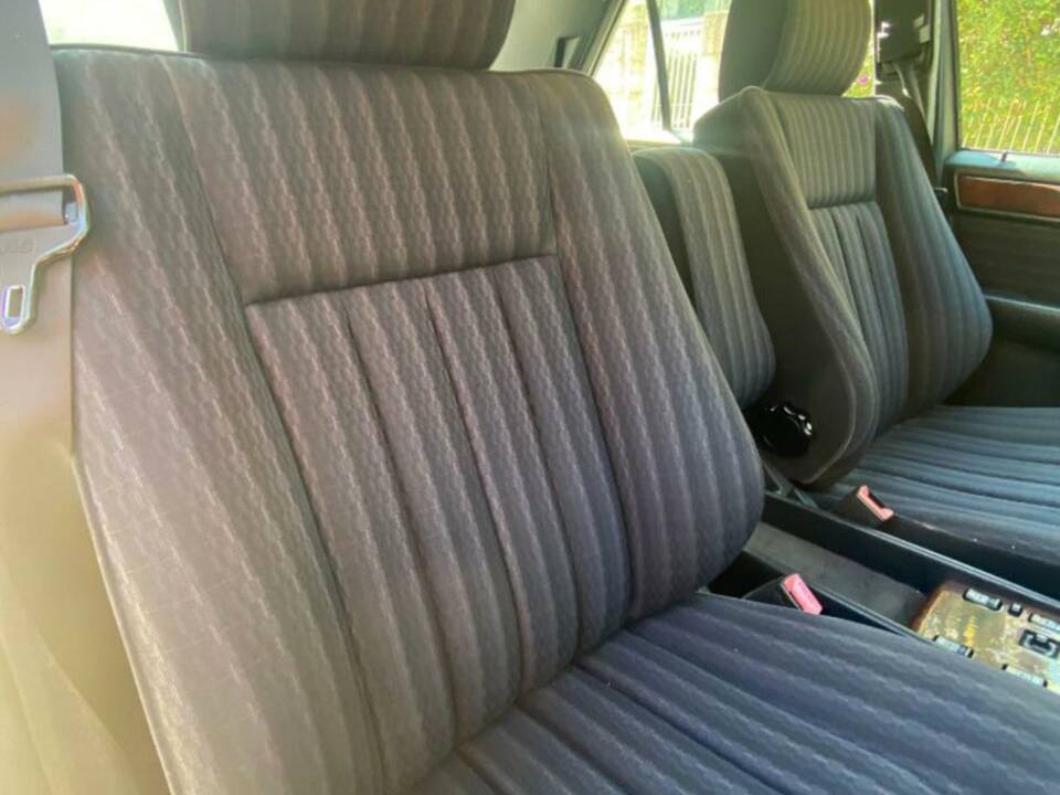 Image 26/48 of Mercedes-Benz E 200 (1991)