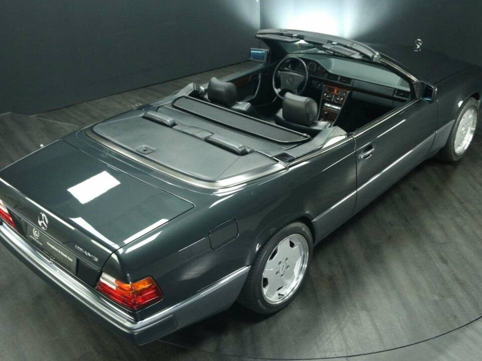 Image 6/30 de Mercedes-Benz 300 CE-24 (1993)