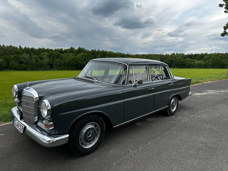 Image 3/13 of Mercedes-Benz 230 (1967)