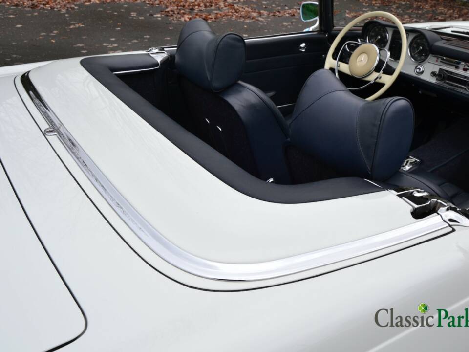 Image 22/50 of Mercedes-Benz 250 SL (1966)
