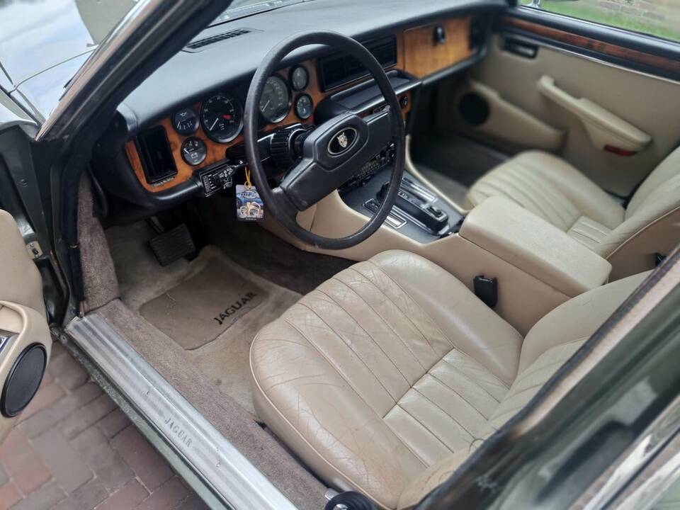 Image 2/8 of Jaguar XJ 12 (1984)