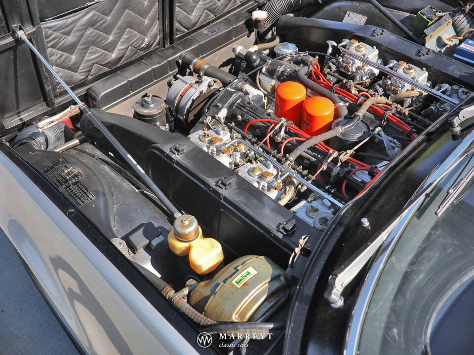 Image 8/10 of Ferrari 365 GTC&#x2F;4 (1972)