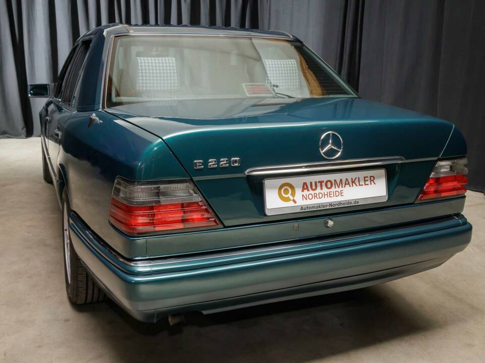 Bild 29/40 von Mercedes-Benz E 220 (1995)