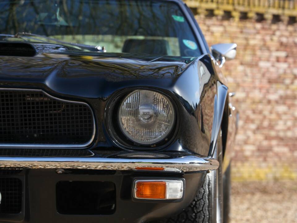 Image 34/50 of Aston Martin DBS V8 (1972)