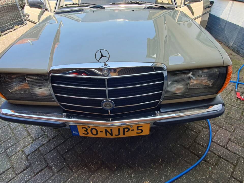 Image 3/12 of Mercedes-Benz 200 (1982)