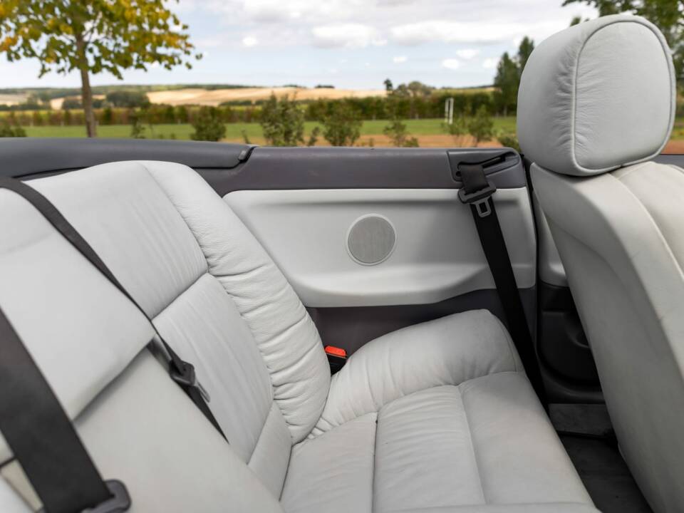 Immagine 15/23 di BMW 318i (1995)