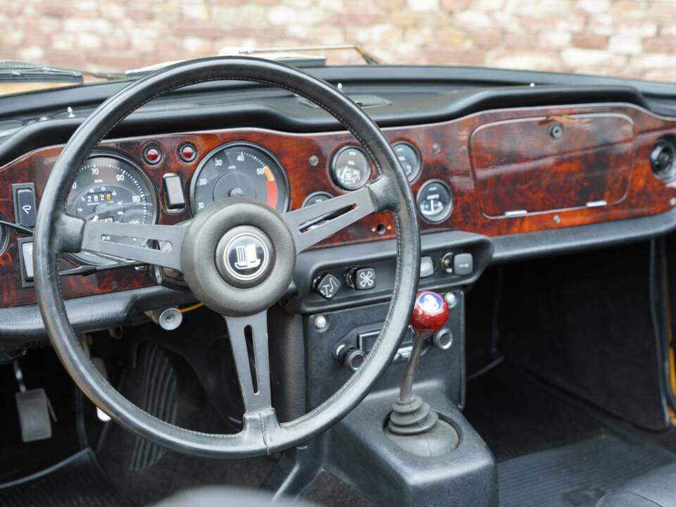 Image 38/50 of Triumph TR 6 (1971)