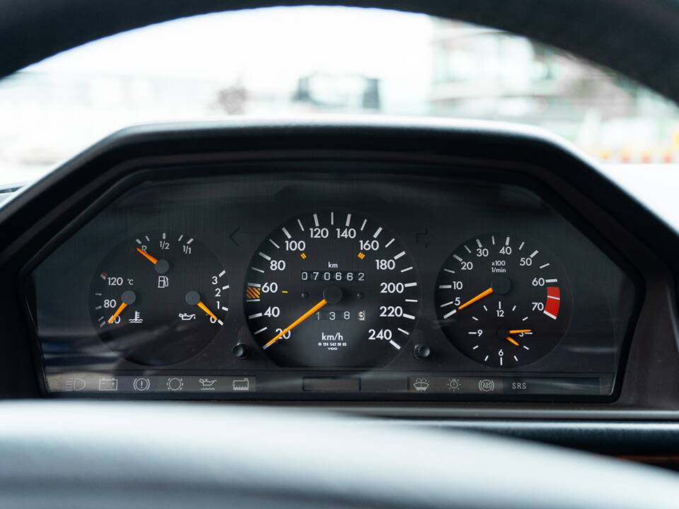 Image 37/45 of Mercedes-Benz E 220 (1995)
