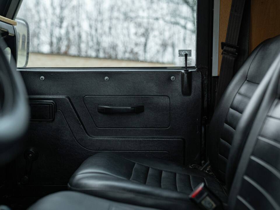 Bild 32/50 von Land Rover 90 (1985)