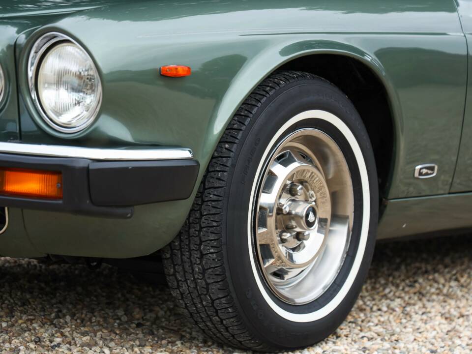 Image 32/50 of Jaguar XJ 6 4.2 (1985)