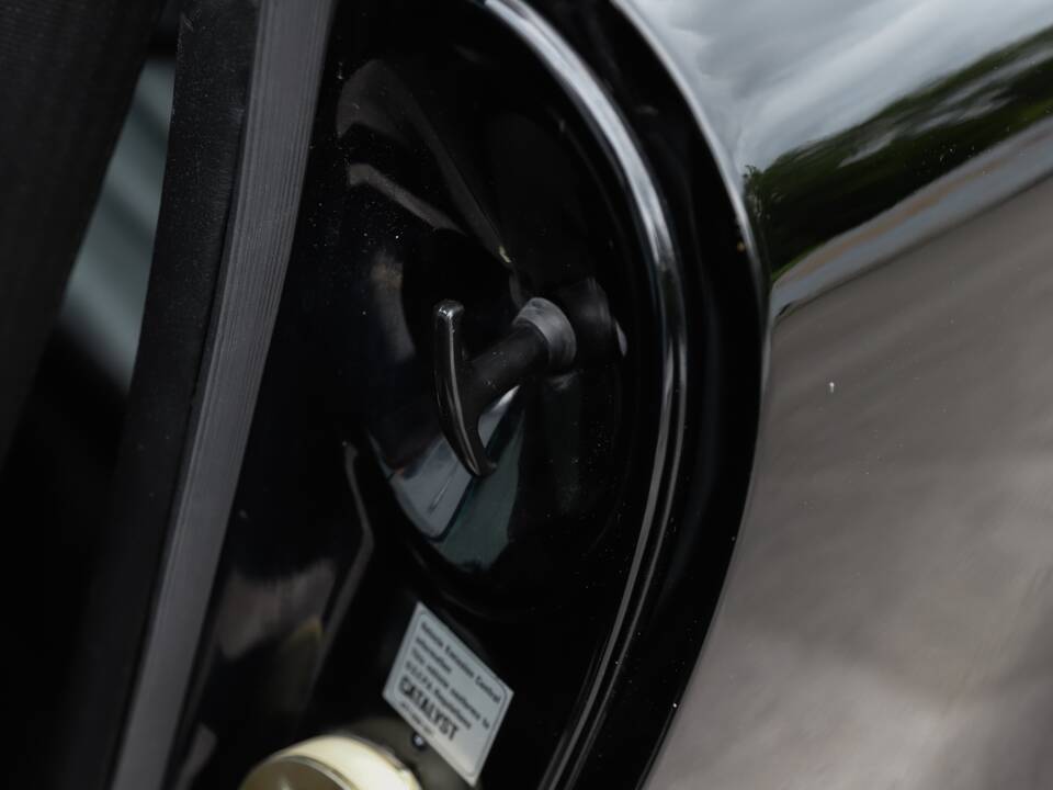 Image 65/108 de Porsche 911 Carrera 3.2 (1989)