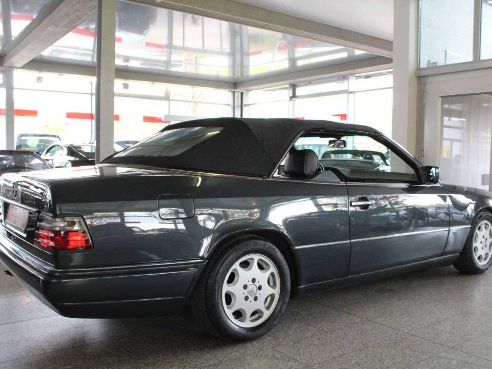 Immagine 3/20 di Mercedes-Benz 300 CE-24 (1996)