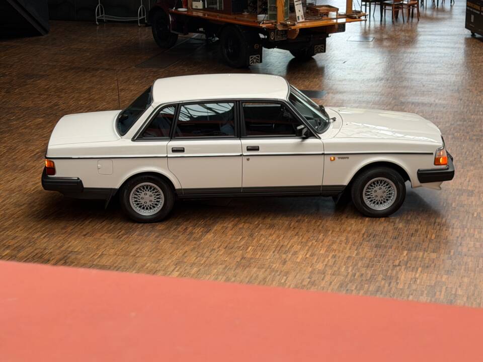 Bild 8/43 von Volvo 240 (1989)