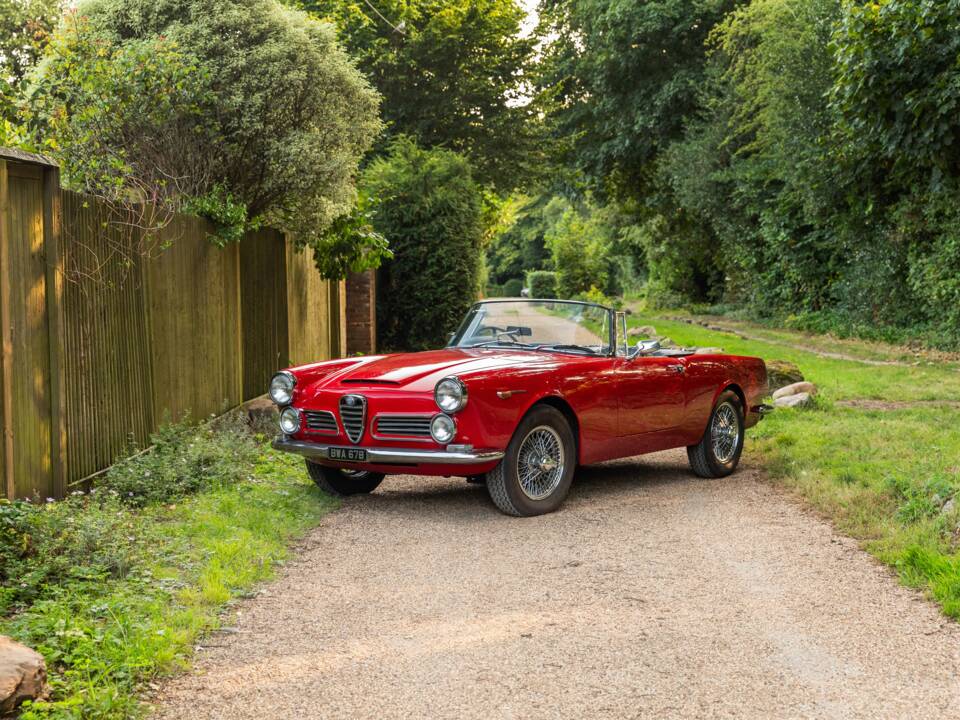 Image 15/27 of Alfa Romeo 2600 Spider (1964)