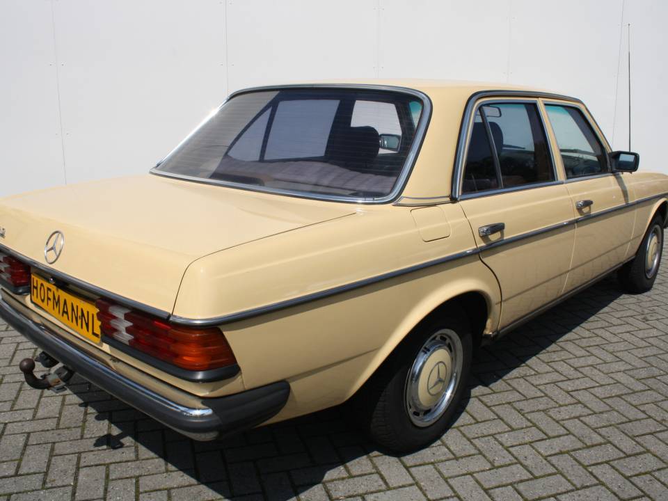 Image 2/9 of Mercedes-Benz 200 D (1981)