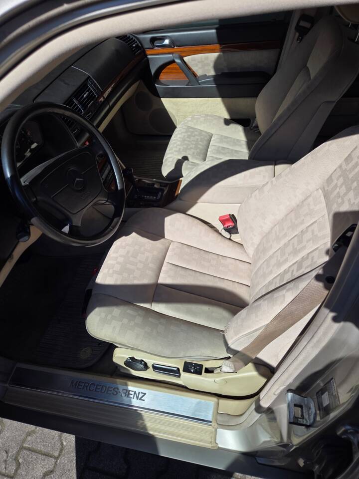Bild 9/12 von Mercedes-Benz 300 SE (1991)