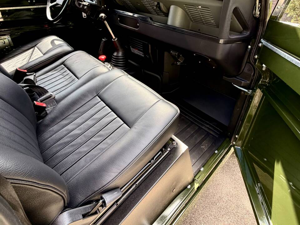 Bild 14/19 von Land Rover 90 (1987)