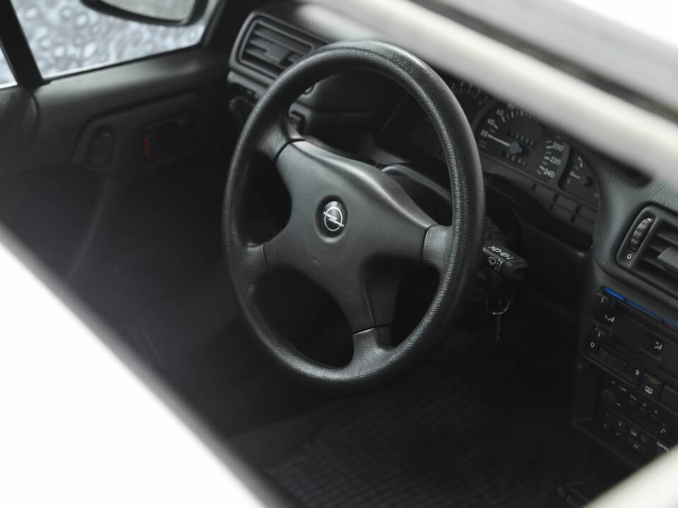 Bild 26/41 von Opel Calibra 2,0 (1991)