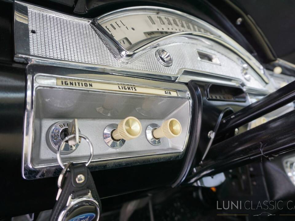 Image 44/77 of Ford Fairlane 500 Club Victoria (1958)