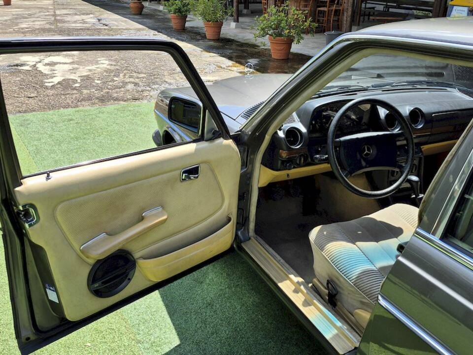 Image 28/71 of Mercedes-Benz 240 D (1980)