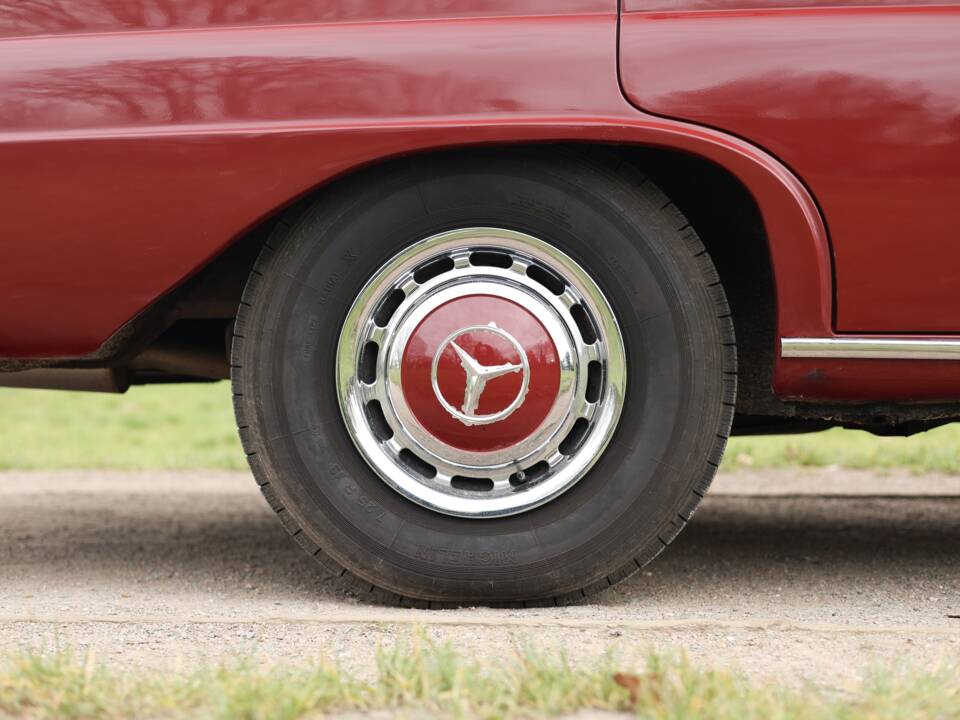 Image 32/50 of Mercedes-Benz 220 (1967)