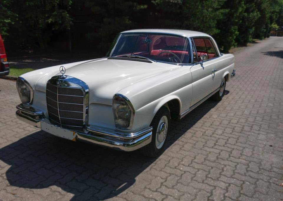 Image 4/48 of Mercedes-Benz 220 SE b (1965)