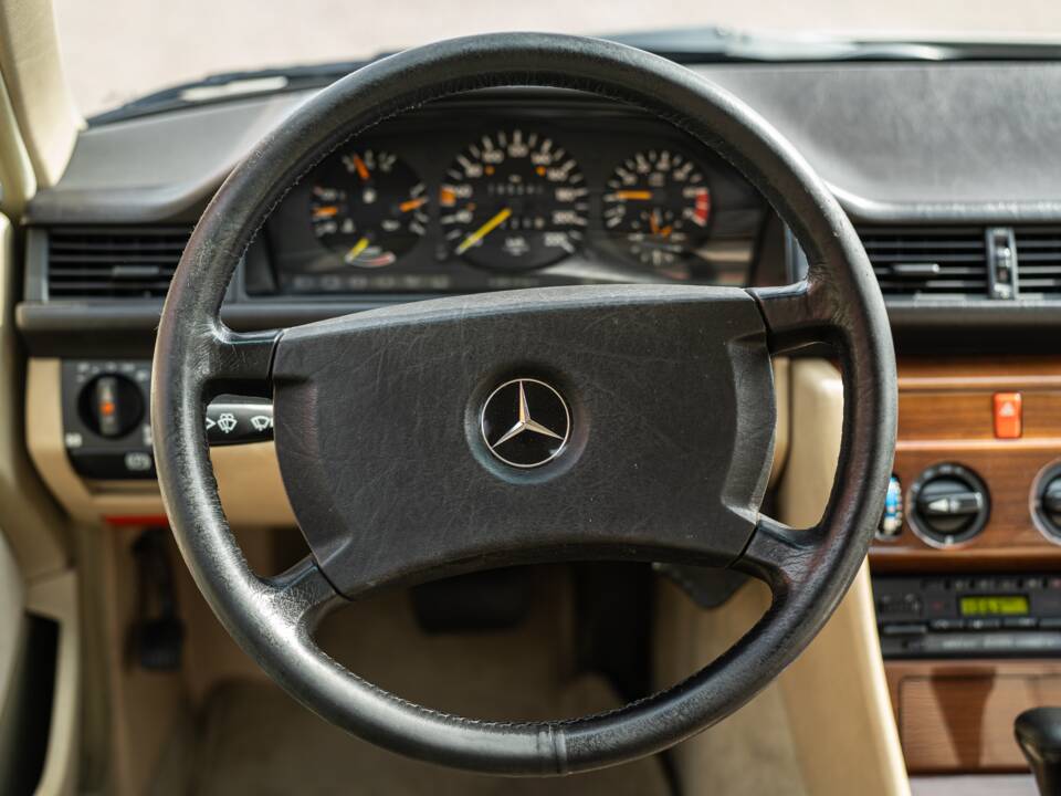 Afbeelding 30/63 van Mercedes-Benz 230 CE (1988)