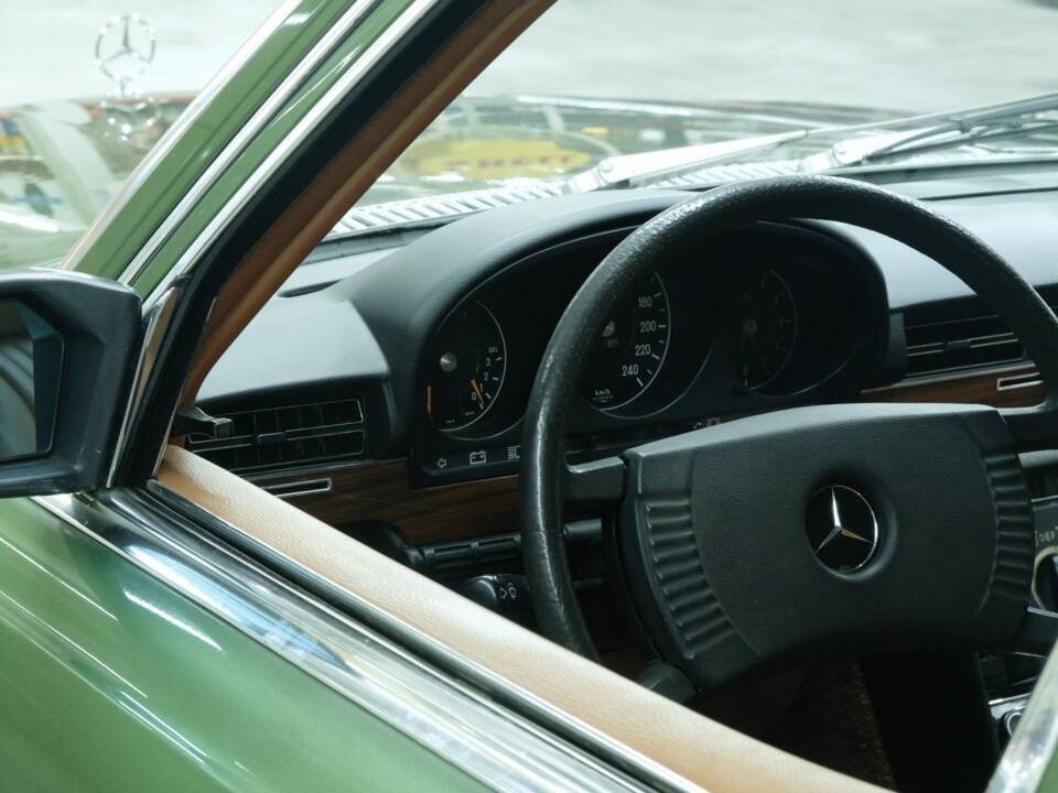 Image 44/50 de Mercedes-Benz 350 SE (1975)