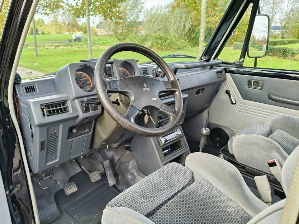 Image 2/8 of Mitsubishi Shogun (1987)