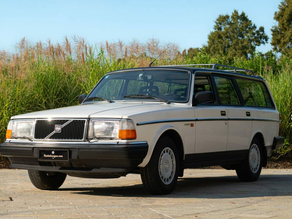 Immagine 1/43 di Volvo 240 GLE Injection (1989)