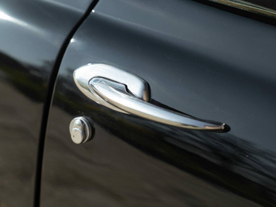 Image 28/50 of Dodge Coronet "Red Ram" (1953)