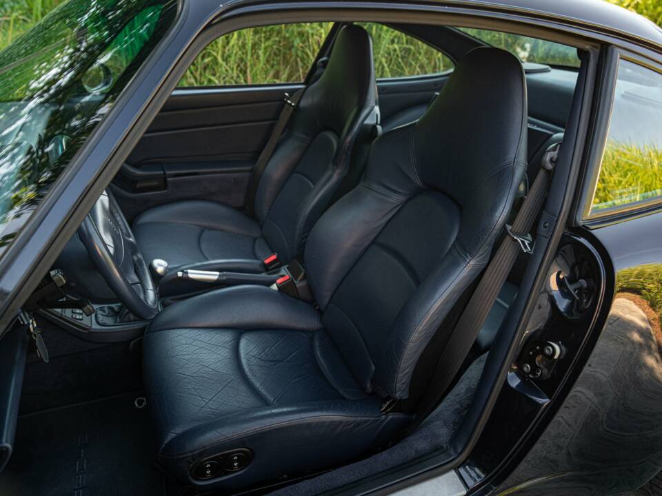 Immagine 24/50 di Porsche 911 Carrera 4S (1996)