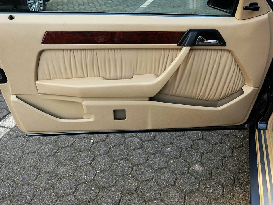 Image 30/63 of Mercedes-Benz 300 CE (1991)