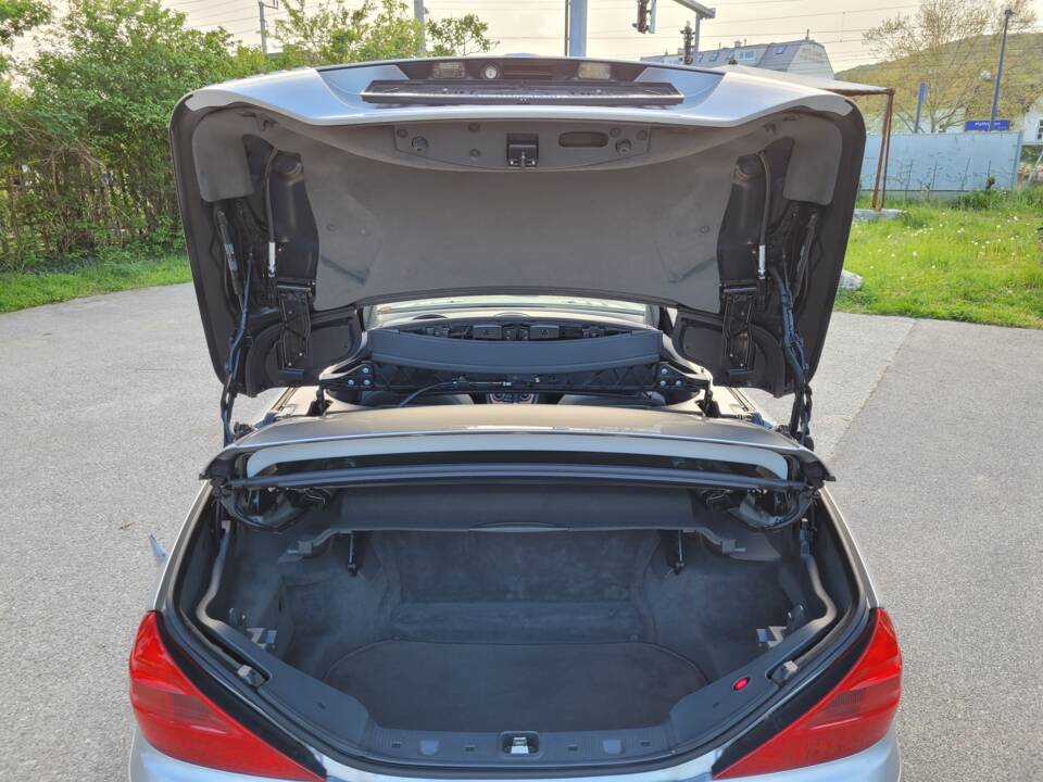 Bild 80/97 von Mercedes-Benz SL 500 (2004)