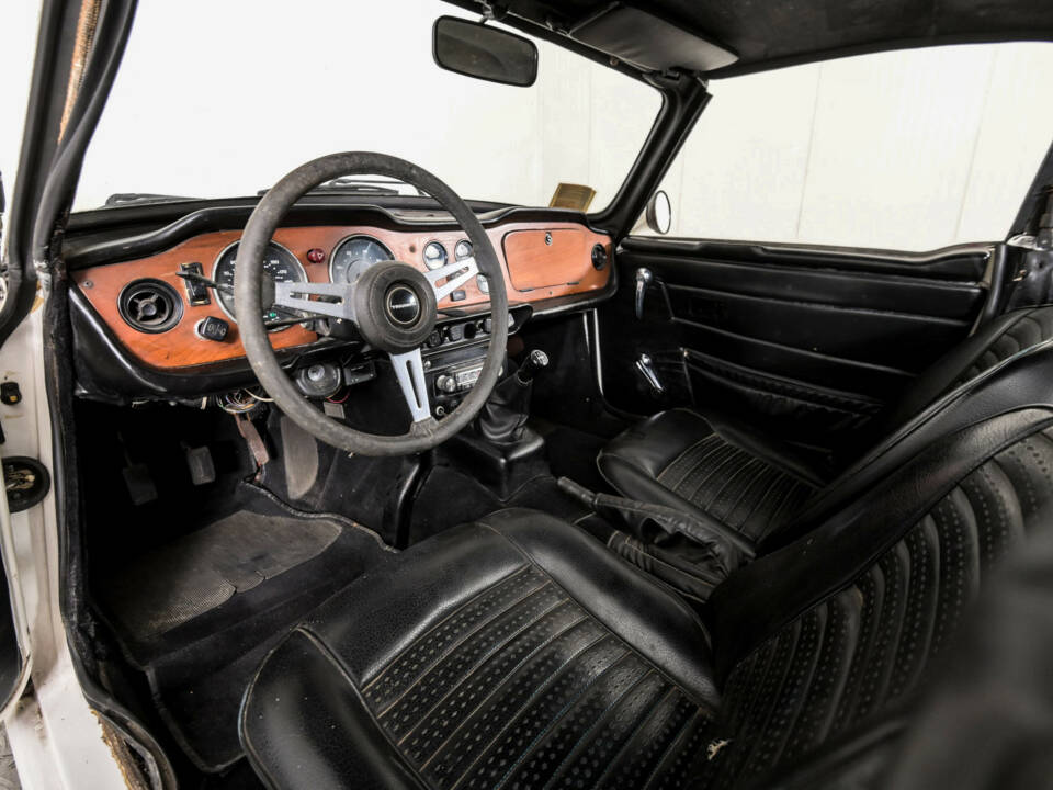 Image 9/50 of Triumph TR 6 (1973)