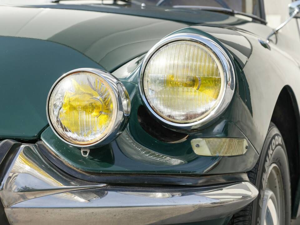 Image 3/43 of Citroën ID 19 Break (1967)
