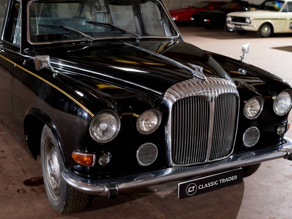 Image 22/70 of Daimler DS 420 (1976)