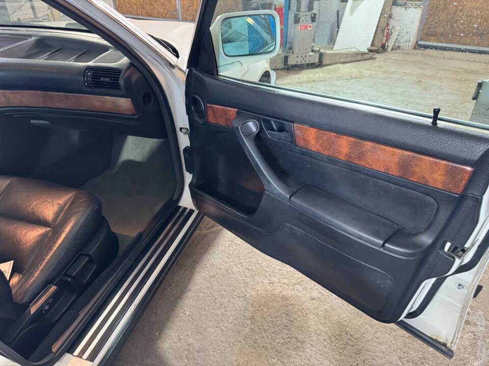 Image 22/37 of BMW 735i (1991)
