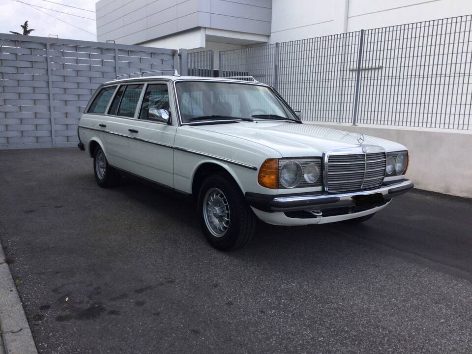 Immagine 1/39 di Mercedes-Benz 240 TD (1983)