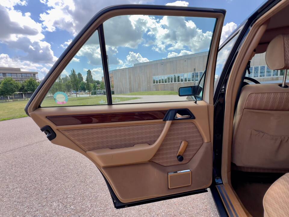 Immagine 25/36 di Mercedes-Benz 300 E 4-Matic (1989)