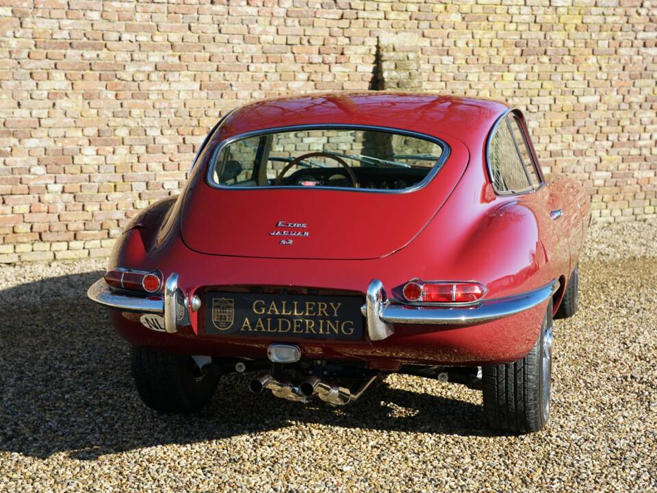 Image 31/50 de Jaguar E-Type (1968)