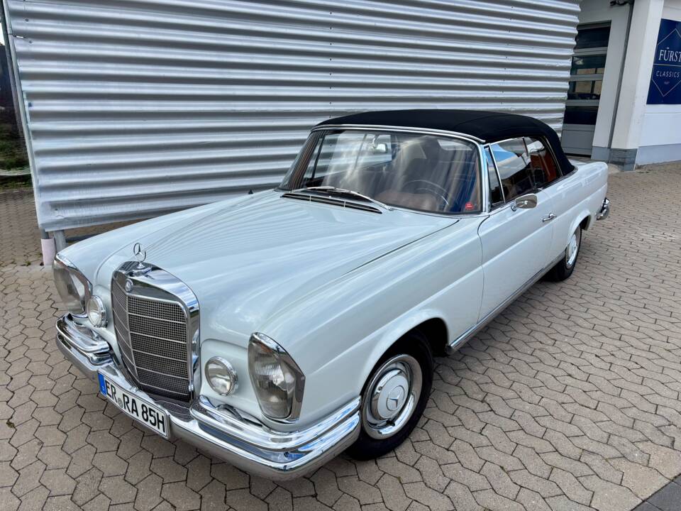 Image 2/33 of Mercedes-Benz 250 SE (1966)